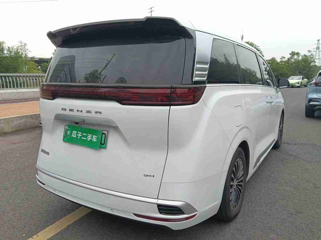 车辆右后45度外观展示