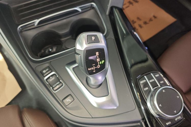 宝马3系 2019款 320Li 时尚型中控内饰18