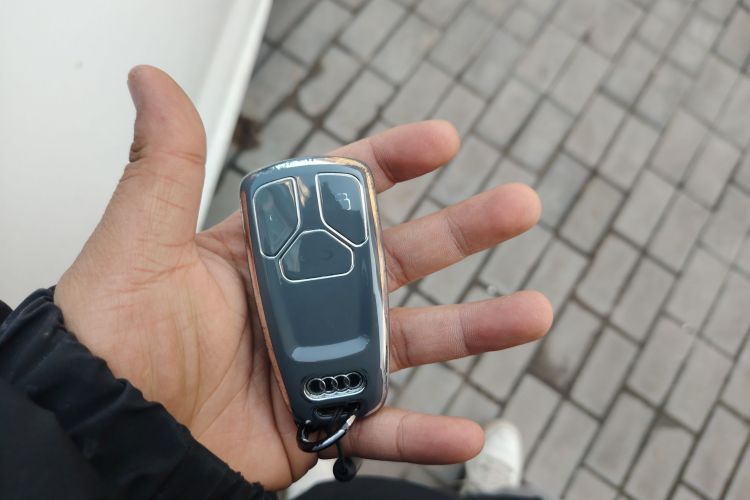 奥迪A4L 2019款 40 TFSI 进取型 国VI中控内饰11