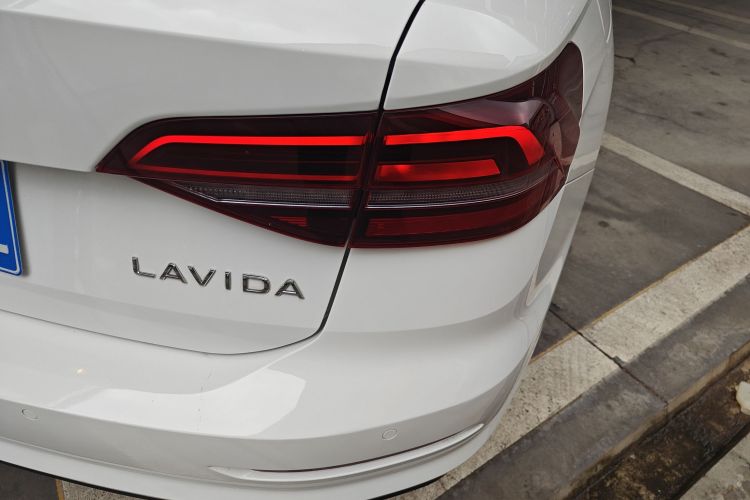 大众 朗逸 2022款 1.5L 自动风尚版车身外观9