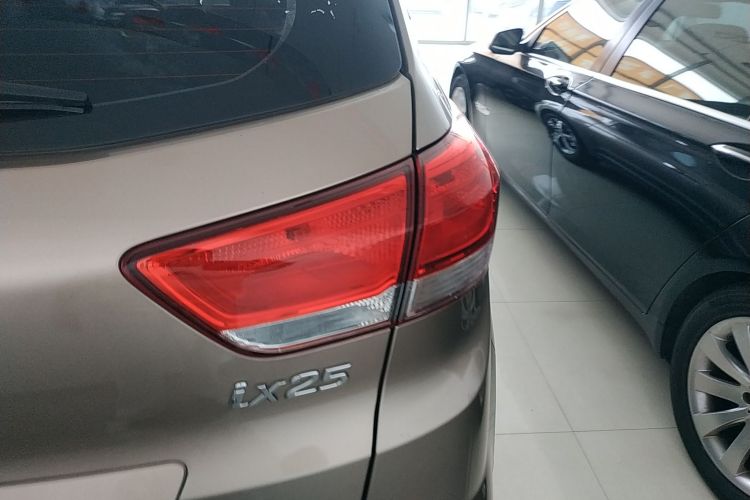 北京现代ix25 2017款 1.6L 自动智能型车身外观9