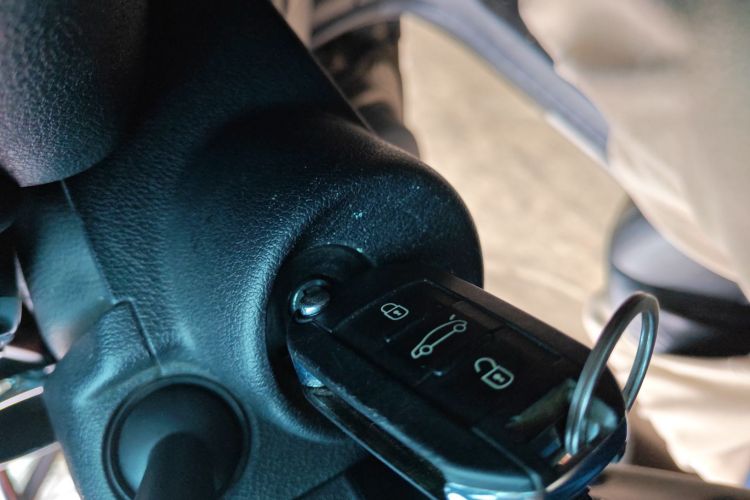 标致3008 2013款 2.0L 自动潮流版中控内饰7001