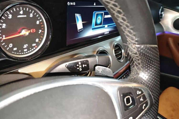 奔驰E级 2017款 E 200 运动型中控内饰18