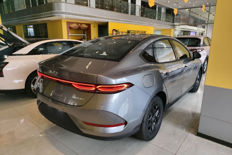 比亚迪 秦PLUS 2025款 DM-i 智驾版 55KM领先型车身外观6005