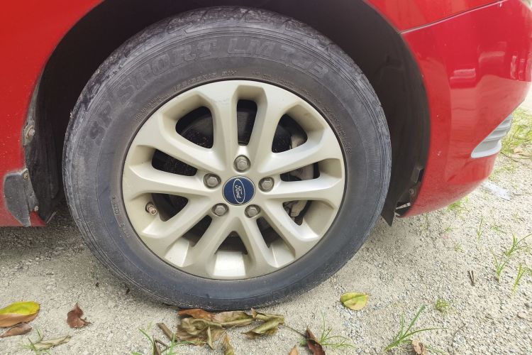 福特 福克斯 2013款 两厢经典 1.8L 自动基本型车身外观6007