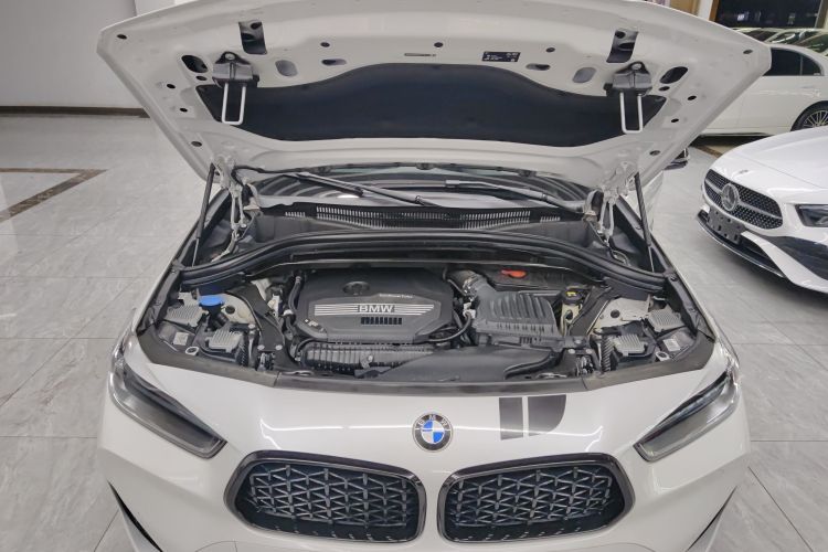 宝马X2 2021款 改款 sDrive25i 曜夜版机舱底盘24