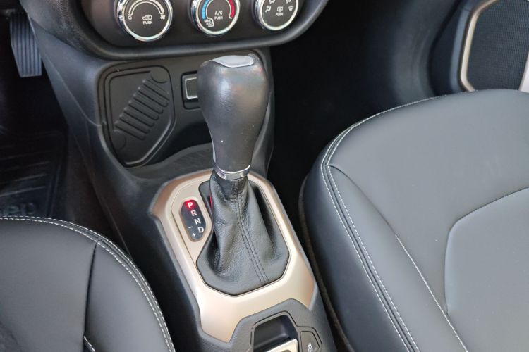 Jeep 自由侠 2016款 1.4T 自动劲能版中控内饰18