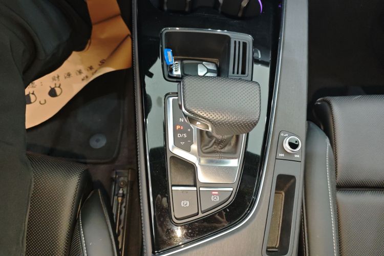 奥迪A4L 2024款 40 TFSI 豪华动感型中控内饰18