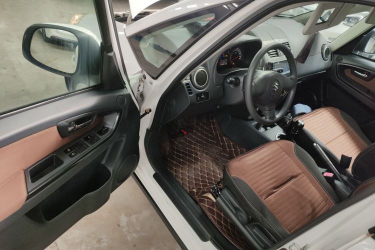 铃木 天语 SX4 2013款 1.6L 手动酷锐型中控内饰20