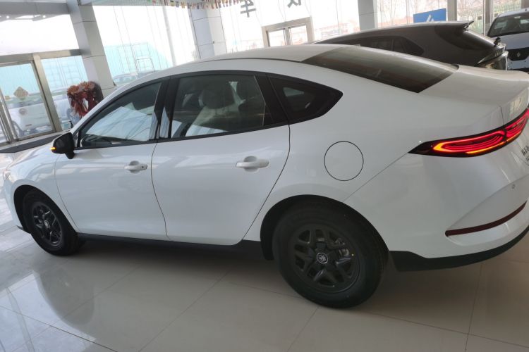 比亚迪 秦PLUS 2025款 DM-i 智驾版 55KM领先型车身外观4