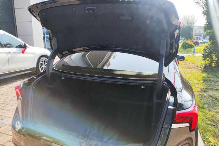 别克 君越 2024款 28T 越尊版机舱底盘23