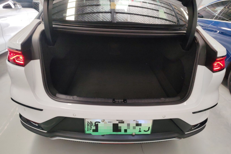 比亚迪 汉 2023款 EV 冠军版 715KM前驱旗舰型机舱底盘23