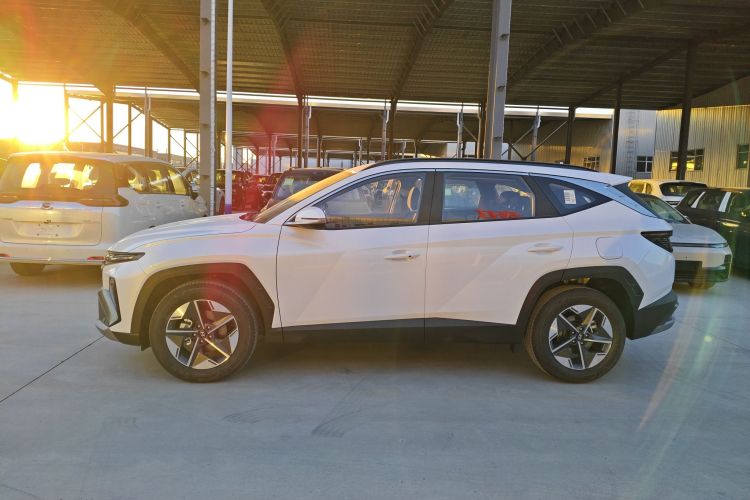 现代 2025款 途胜L 1.5T 精英版车身外观4