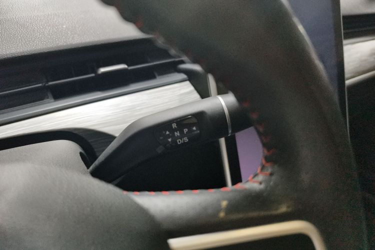 哪吒汽车 哪吒V 2022款 潮 300 Lite 三元锂中控内饰18