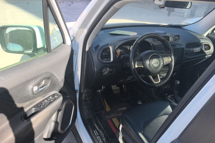 Jeep 自由侠 2017款  180T 自动劲能版中控内饰7003