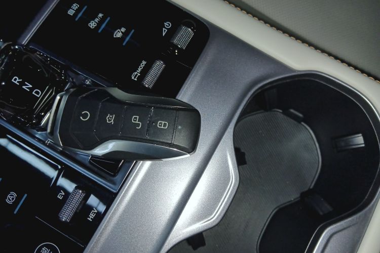 比亚迪 宋PLUS新能源 2023款 冠军版 DM-i 150KM 旗舰PLUS 5G中控内饰7001