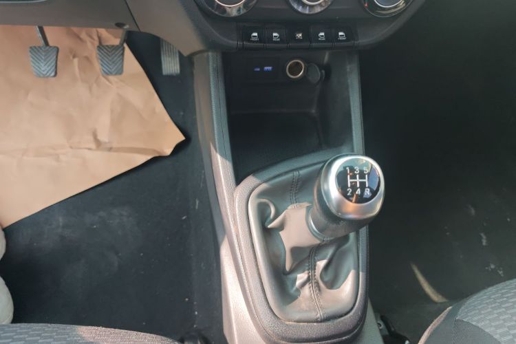 现代 瑞纳 2017款 1.4L 手动焕彩版 国V中控内饰18