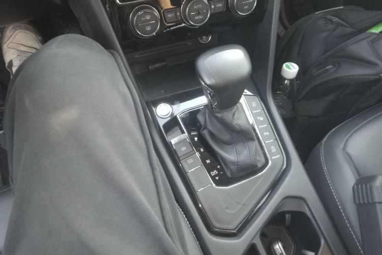 大众 途观L 2019款 改款 330TSI 自动两驱智动豪华版 国VI中控内饰18