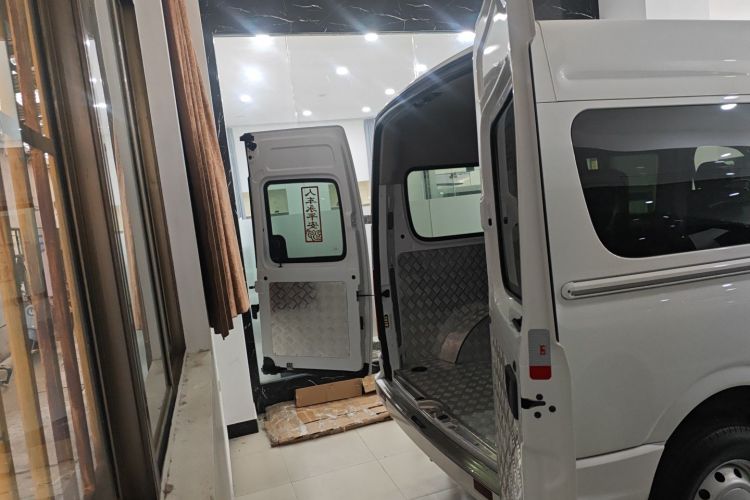 上汽大通MAXUS 新途V80 2023款 2.0T AMT经典傲运通短轴中顶5/6座局部细节23