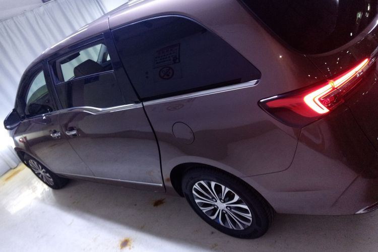 别克GL8 2021款 陆上公务舱 652T 豪华型车身外观4