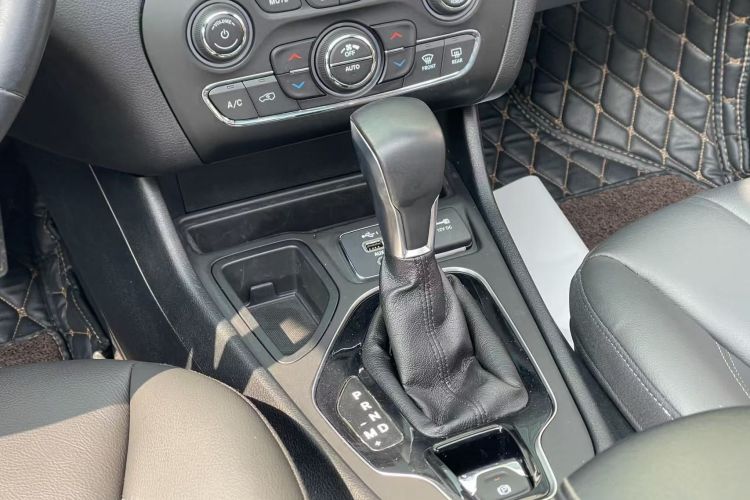 Jeep 自由光 2019款 2.0T 两驱智享版 国VI中控内饰18