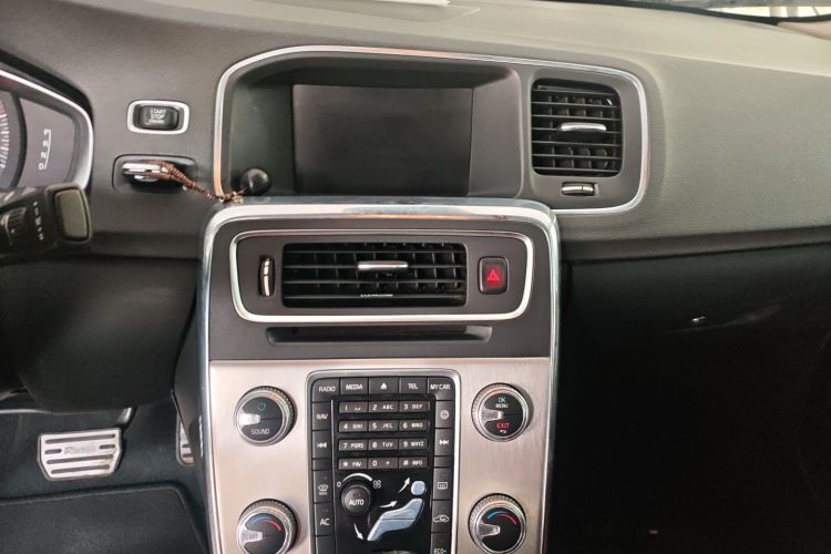 沃尔沃S60 2019款 S60L T3 智进版中控内饰16