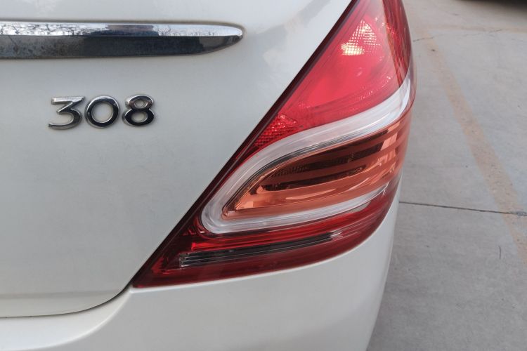 标致308 2014款 乐享版 经典 1.6L 手动优尚型车身外观9