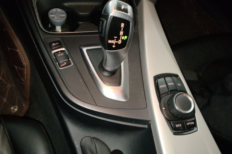 宝马3系 2014款 320i 时尚型局部细节18