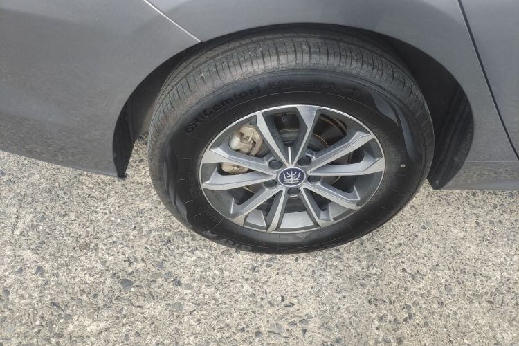 比亚迪 秦PLUS 2024款 荣耀版 DM-i 55KM领先型车身外观6003