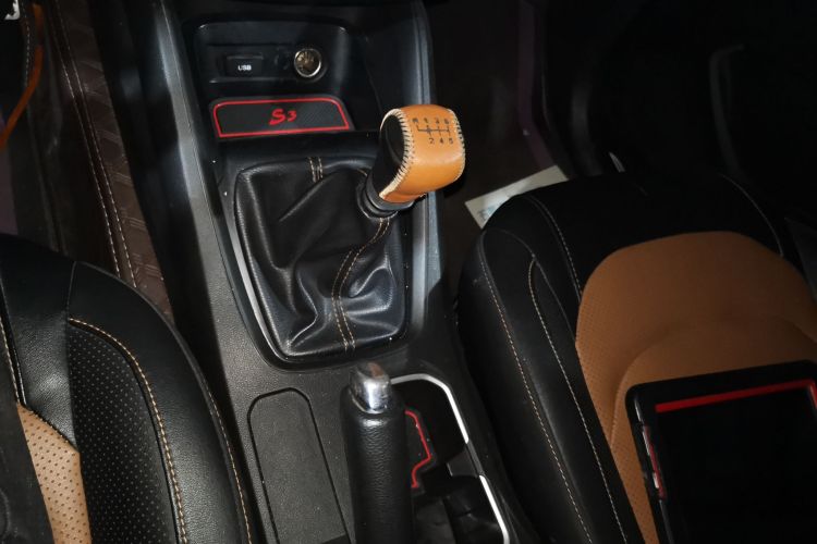 五菱汽车 五菱宏光S3 2018款 1.5L 手动舒适型 国V中控内饰18