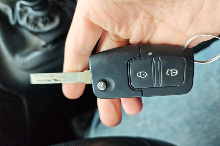 江铃福顺 2023款 2.0T 手动短轴中顶商运型多功能乘用车5座中控内饰11