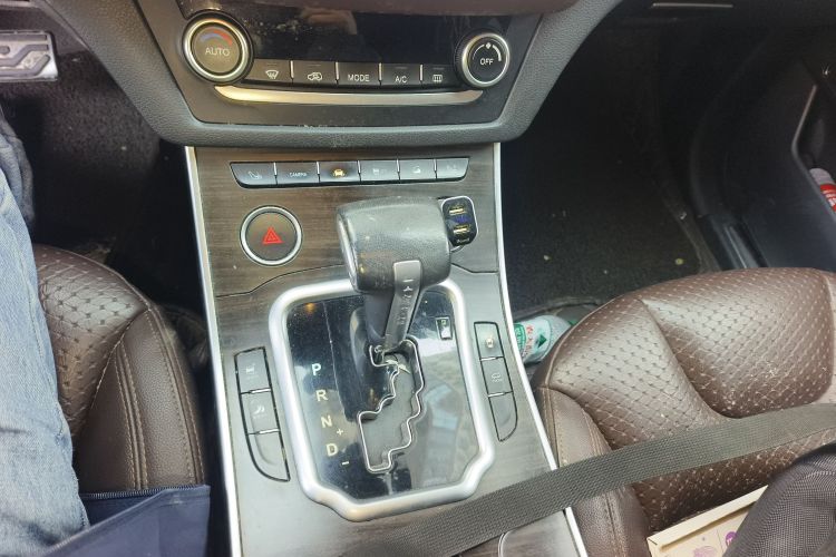 陆风X7 2015款 2.0T 全景尊贵版中控内饰18