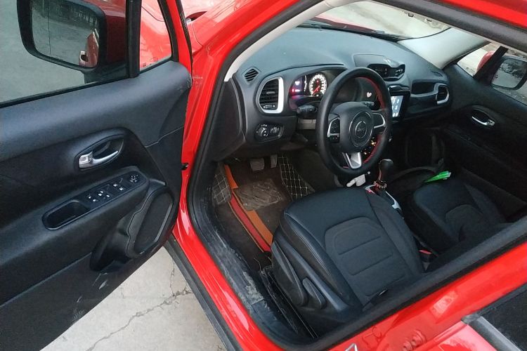 Jeep 自由侠 2019款 220T 自动领先版中控内饰20