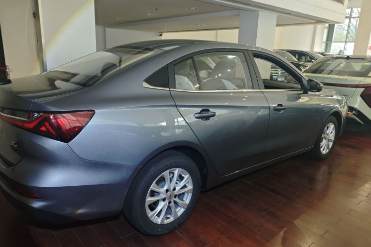 荣威i5 2026款 1.5L CVT豪华版车身外观4