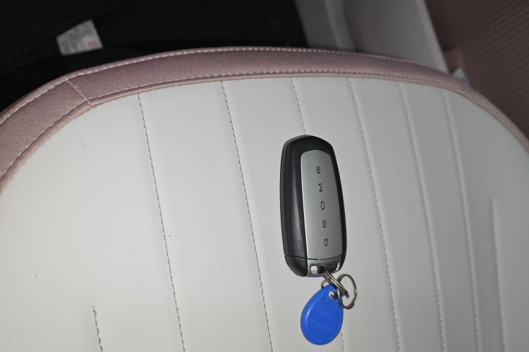 吉利银河 2025款 210km 熊猫卡丁中控内饰11