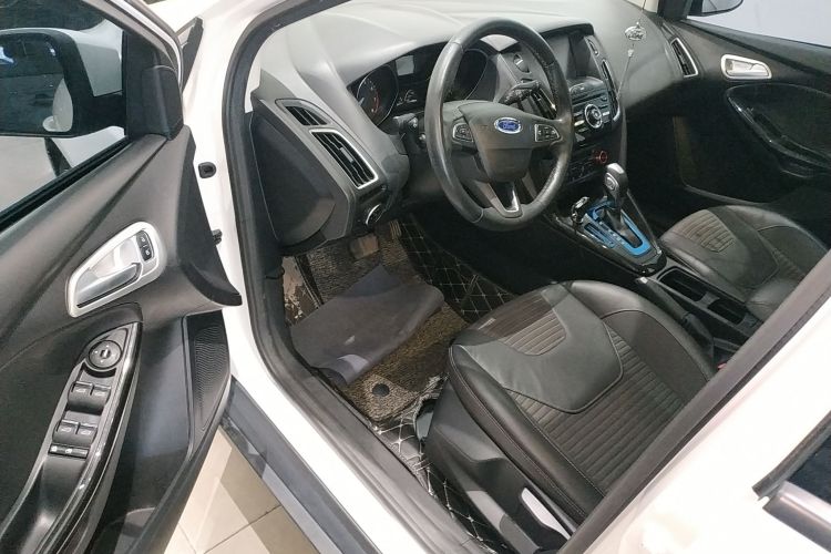 福特 福克斯 2015款 两厢 1.6L 自动风尚型中控内饰20