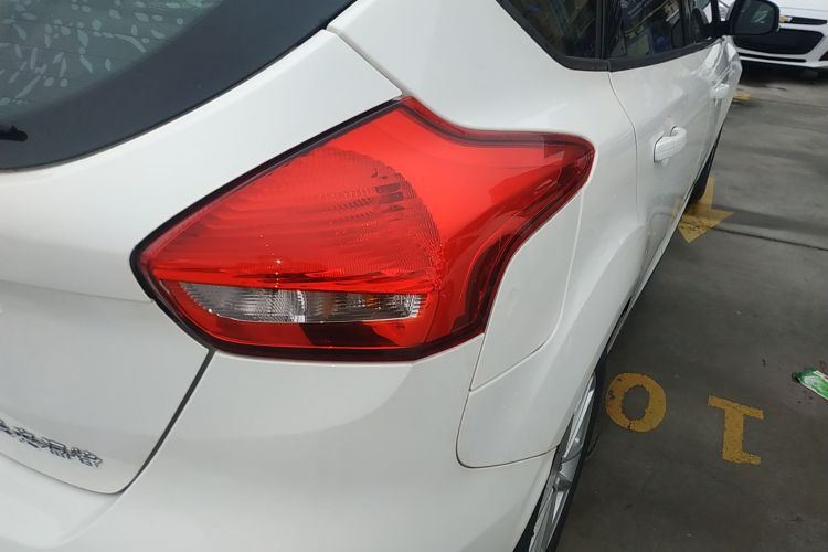 福特 福克斯 2015款 两厢 1.6L 自动风尚型车身外观9