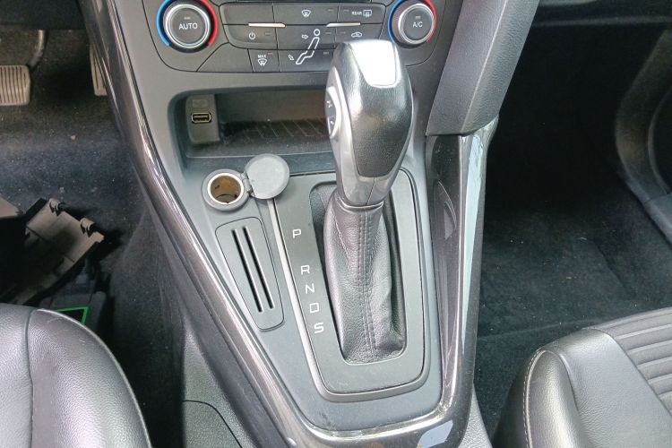 福特 福克斯 2017款 三厢 1.6L 自动风尚型智行版中控内饰18