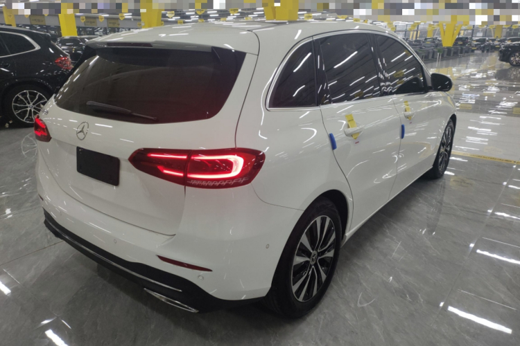 奔驰B级 2022款 改款 B 200 动感型车身外观7