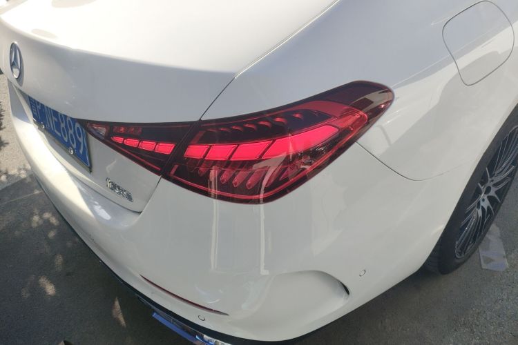 奔驰C级 2024款 改款 C 260 L 运动版车身外观9