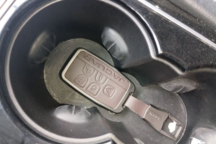 捷豹F-PACE 2016款 2.0T 两驱R-Sport运动版中控内饰7001