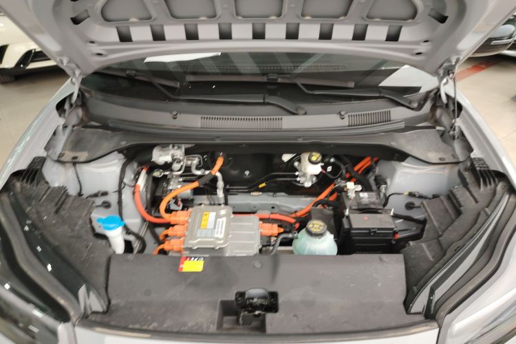 五菱汽车 五菱缤果PLUS 2024款 330km 五座版机舱底盘24