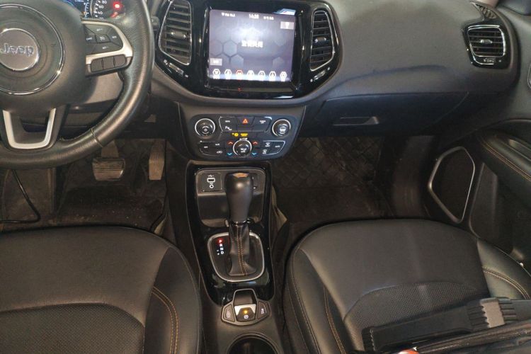 Jeep 指南者 2020款 220T 自动精英版局部细节18