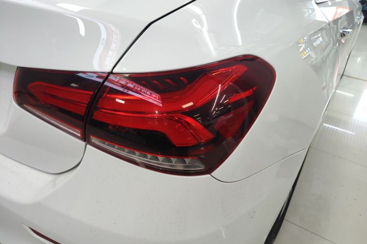 奔驰A级 2020款 改款 A 200 L 运动轿车时尚型车身外观9