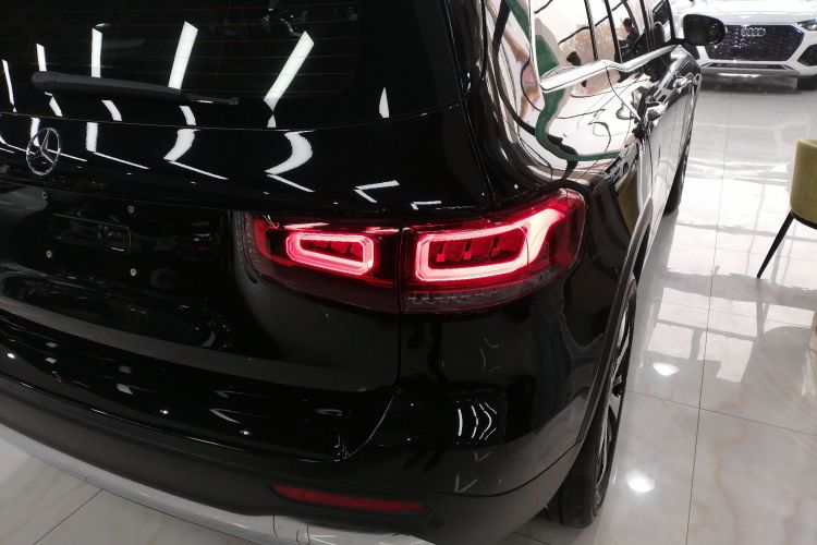 奔驰GLB 2023款 GLB 220 时尚型车身外观9