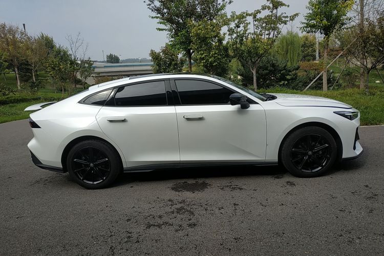 长安UNI-V 2022款 1.5T 尊贵型车身外观6003