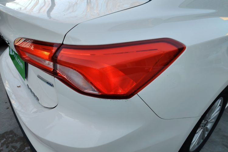 福特 福克斯 2020款 三厢 EcoBoost 180 自动锋潮型车身外观9