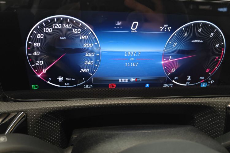 奔驰A级 2023款 A 200 L 动感型中控内饰15