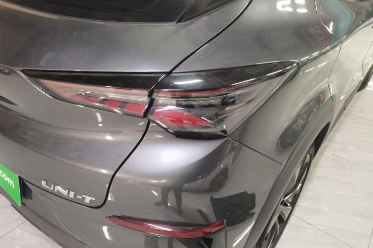 长安UNI-T 2020款 1.5T 尊贵型车身外观9