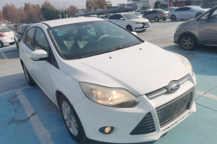 福特 福克斯 2012款 三厢 1.6L 手动舒适型车身外观3